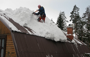 Уборка снега с крыш загородных домов